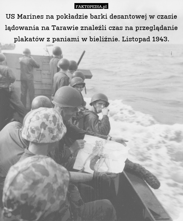 US Marines na pokładzie barki desantowej w czasie lądowania na Tarawie znaleźli czas na przeglądanie plakatów z paniami w bieliźnie. Listopad 1943. 