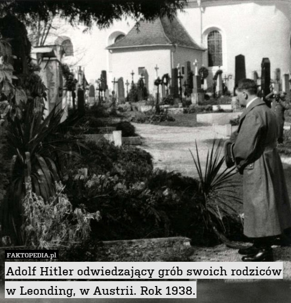 Adolf Hitler odwiedzający grób swoich rodziców
w Leonding, w Austrii. Rok 1938. 