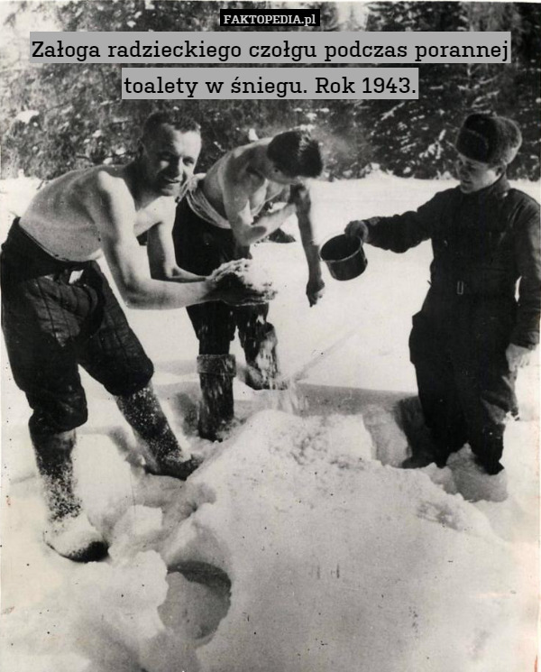 Załoga radzieckiego czołgu podczas porannej toalety w śniegu. Rok 1943. 
