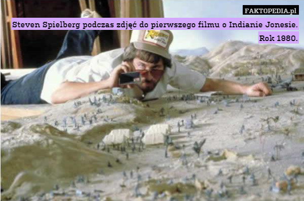 Steven Spielberg podczas zdjęć do pierwszego filmu o Indianie Jonesie. Rok 1980. 
