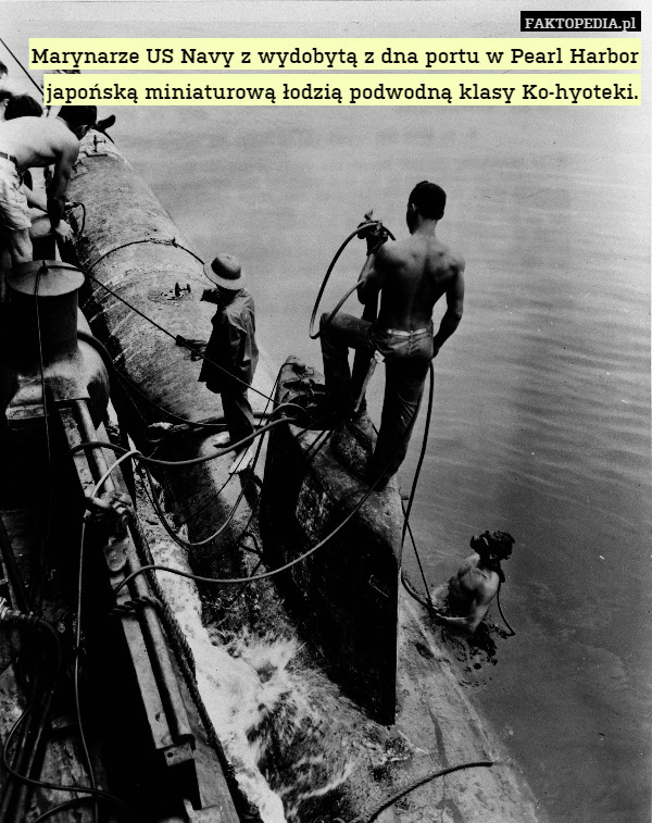 Marynarze US Navy z wydobytą z dna portu w Pearl Harbor japońską miniaturową łodzią podwodną klasy Ko-hyoteki. 