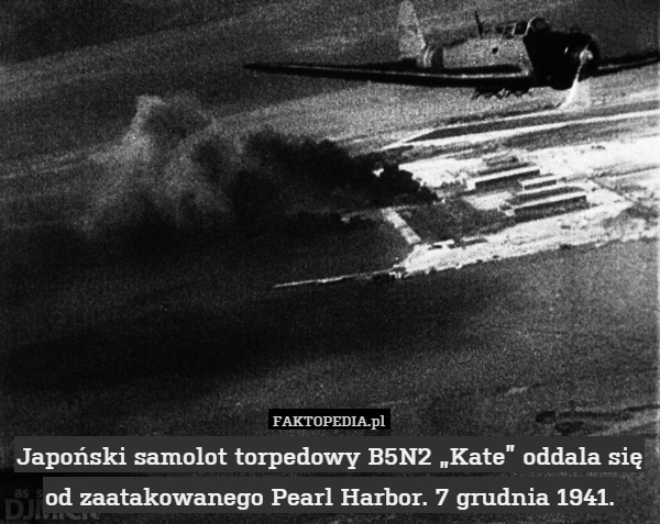 Japoński samolot torpedowy B5N2 „Kate” oddala się od zaatakowanego Pearl Harbor. 7 grudnia 1941. 