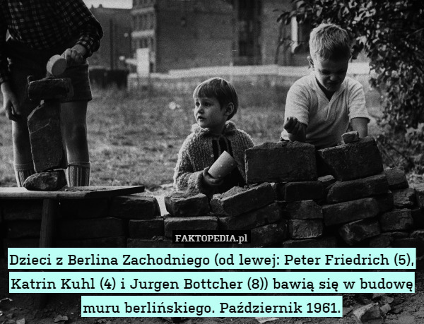 Dzieci z Berlina Zachodniego (od lewej: Peter Friedrich (5), Katrin Kuhl (4) i Jurgen Bottcher (8)) bawią się w budowę muru berlińskiego. Październik 1961. 