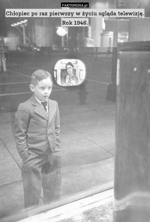 Chłopiec po raz pierwszy w życiu ogląda telewizję. Rok 1946. 