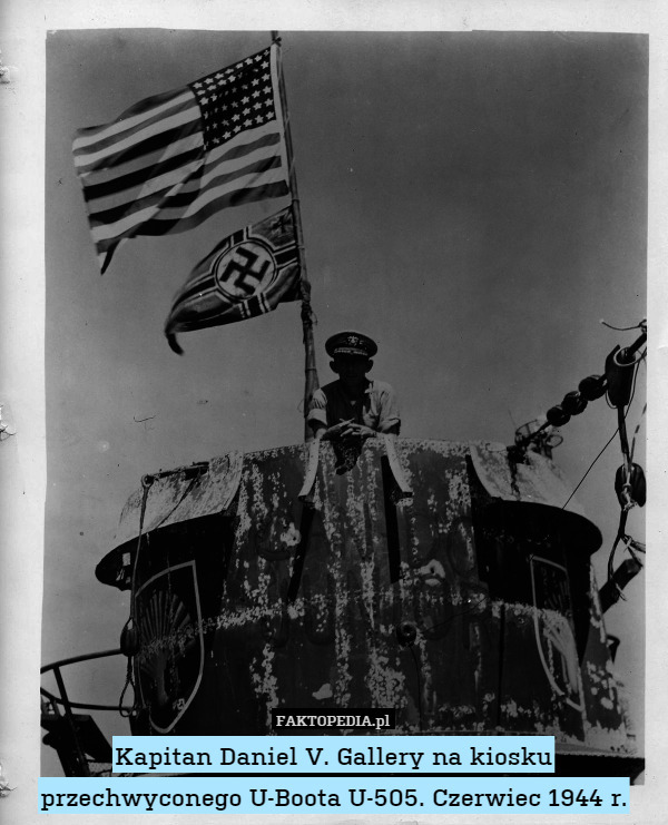 Kapitan Daniel V. Gallery na kiosku przechwyconego U-Boota U-505. Czerwiec 1944 r. 