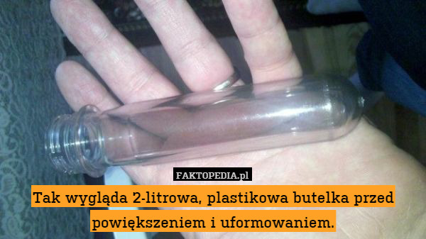 Tak wygląda 2-litrowa, plastikowa butelka przed powiększeniem i uformowaniem. 