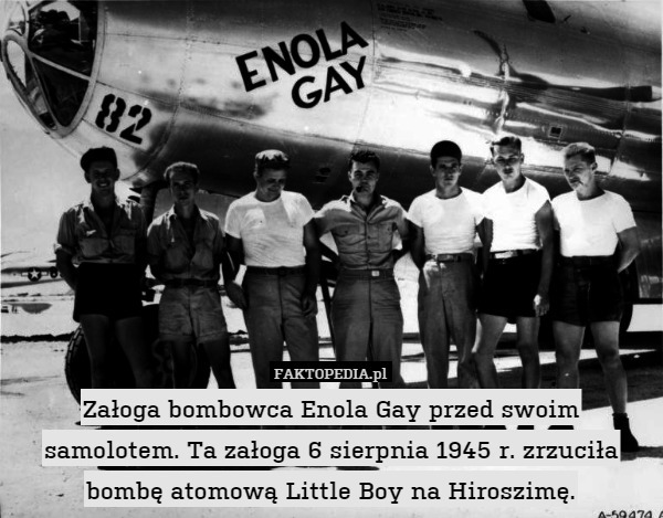 Załoga bombowca Enola Gay przed swoim samolotem. Ta załoga 6 sierpnia 1945 r. zrzuciła bombę atomową Little Boy na Hiroszimę. 
