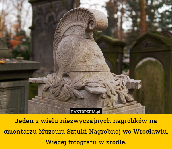 Jeden z wielu niezwyczajnych nagrobków na cmentarzu Muzeum Sztuki Nagrobnej we Wrocławiu. Więcej fotografii w źródle. 