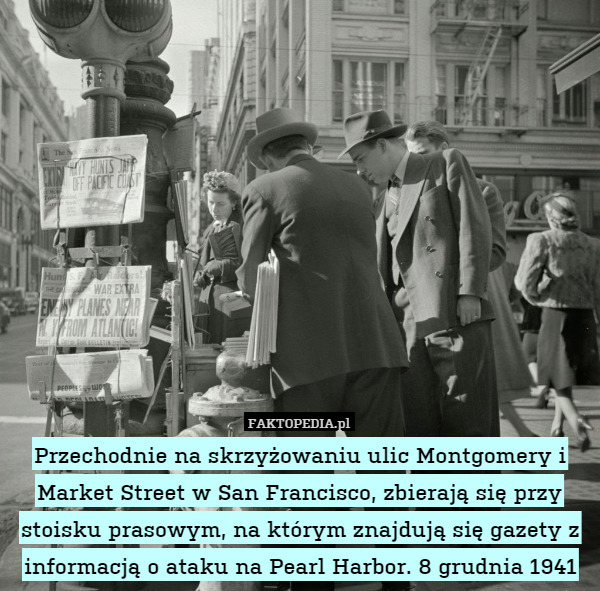 Przechodnie na skrzyżowaniu ulic Montgomery i Market Street w San Francisco, zbierają się przy stoisku prasowym, na którym znajdują się gazety z informacją o ataku na Pearl Harbor. 8 grudnia 1941 