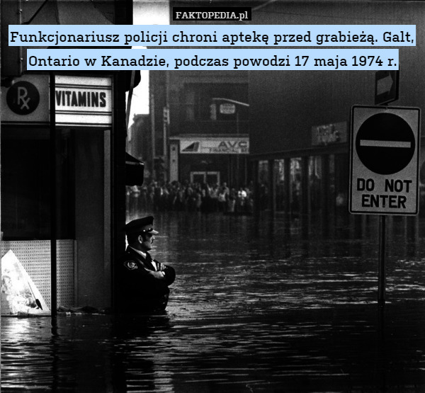Funkcjonariusz policji chroni aptekę przed grabieżą. Galt, Ontario w Kanadzie, podczas powodzi 17 maja 1974 r. 