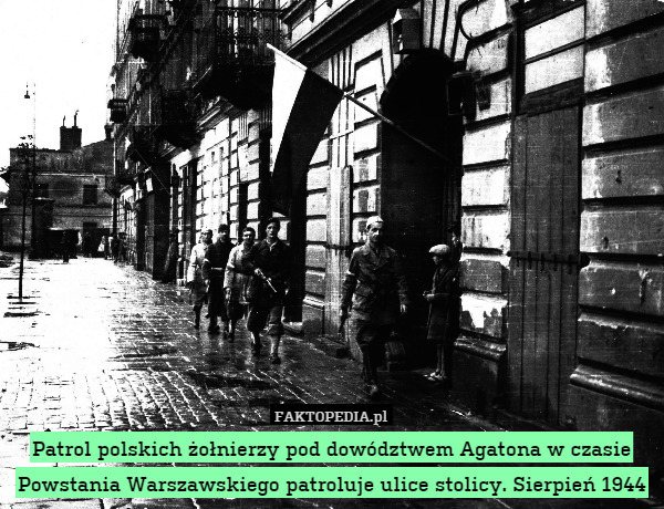 Patrol polskich żołnierzy pod dowództwem Agatona w czasie Powstania Warszawskiego patroluje ulice stolicy. Sierpień 1944 