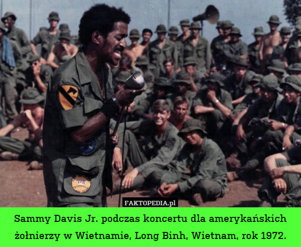 Sammy Davis Jr. podczas koncertu dla amerykańskich żołnierzy w Wietnamie, Long Binh, Wietnam, rok 1972. 
