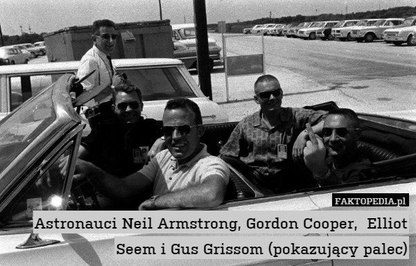 Astronauci Neil Armstrong, Gordon Cooper,  Elliot Seem i Gus Grissom (pokazujący palec) 