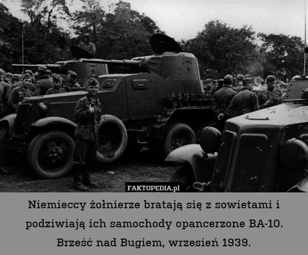 Niemieccy żołnierze bratają się z sowietami i podziwiają ich samochody opancerzone BA-10. Brześć nad Bugiem, wrzesień 1939. 