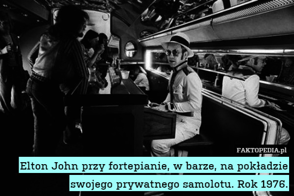 Elton John przy fortepianie, w barze, na pokładzie swojego prywatnego samolotu. Rok 1976. 