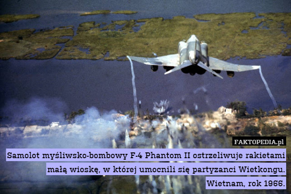 Samolot myśliwsko-bombowy F-4 Phantom II ostrzeliwuje rakietami małą wioskę, w której umocnili się partyzanci Wietkongu.
Wietnam, rok 1966. 
