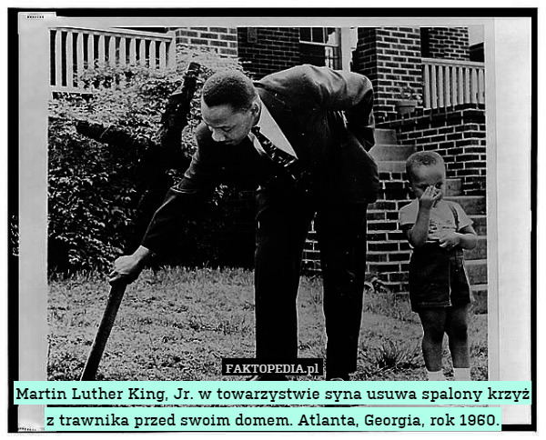 Martin Luther King, Jr. w towarzystwie syna usuwa spalony krzyż z trawnika przed swoim domem. Atlanta, Georgia, rok 1960. 