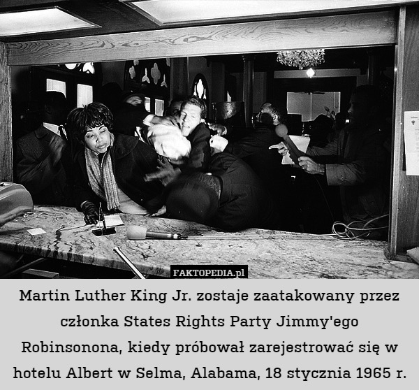 Martin Luther King Jr. zostaje zaatakowany przez członka States Rights Party Jimmy'ego Robinsonona, kiedy próbował zarejestrować się w hotelu Albert w Selma, Alabama, 18 stycznia 1965 r. 