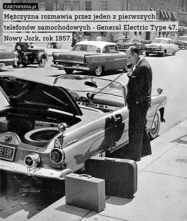 Mężczyzna rozmawia przez jeden z pierwszych telefonów samochodowych - General Electric Type 47, Nowy Jork, rok 1957. 