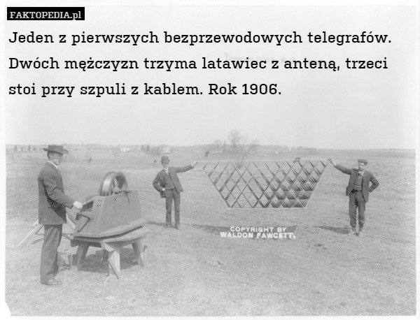 Jeden z pierwszych bezprzewodowych telegrafów. Dwóch mężczyzn trzyma latawiec z anteną, trzeci stoi przy szpuli z kablem. Rok 1906. 