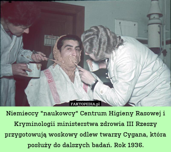 Niemieccy "naukowcy" Centrum Higieny Rasowej i Kryminologii ministerstwa zdrowia III Rzeszy przygotowują woskowy odlew twarzy Cygana, która posłuży do dalszych badań. Rok 1936. 