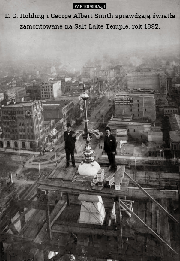 E. G. Holding i George Albert Smith sprawdzają światła zamontowane na Salt Lake Temple, rok 1892. 