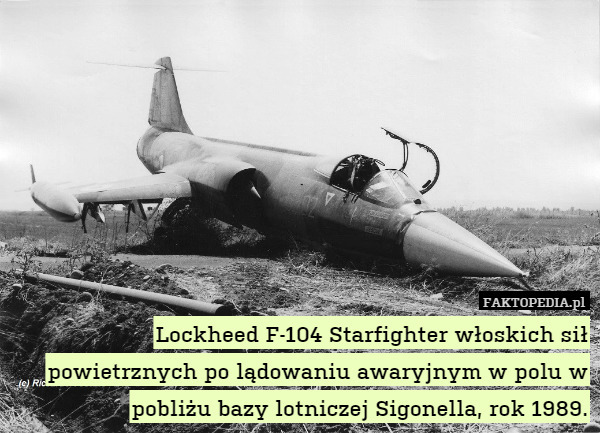 Lockheed F-104 Starfighter włoskich sił powietrznych po lądowaniu awaryjnym w polu w pobliżu bazy lotniczej Sigonella, rok 1989. 