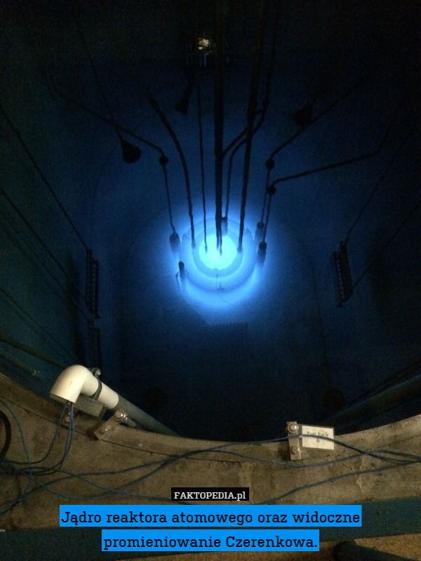 Jądro reaktora atomowego oraz widoczne promieniowanie Czerenkowa. 