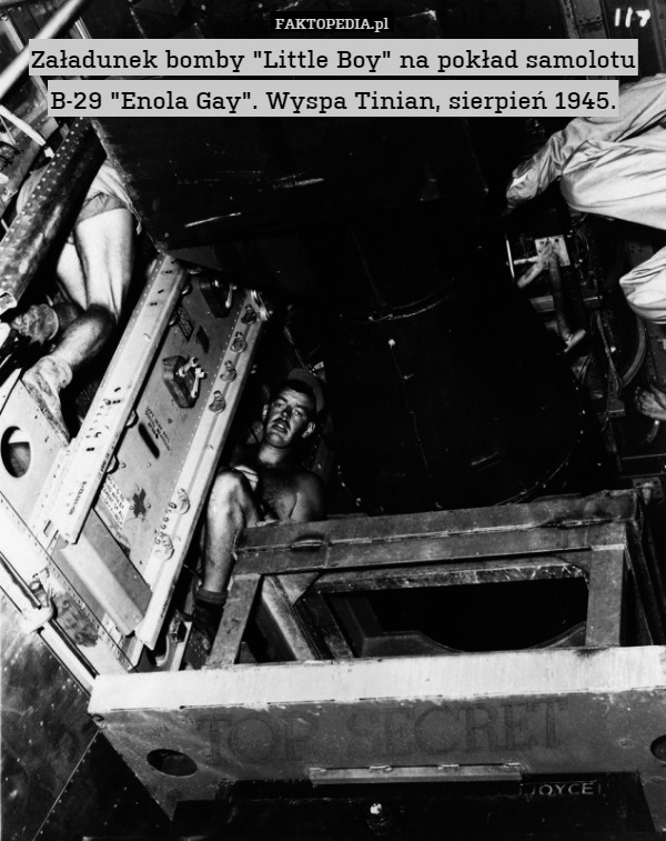 Załadunek bomby "Little Boy" na pokład samolotu B-29 "Enola Gay". Wyspa Tinian, sierpień 1945. 