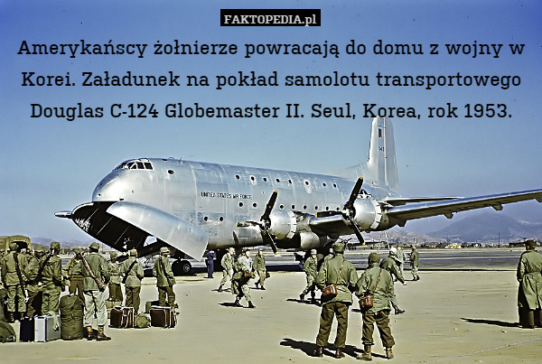 Amerykańscy żołnierze powracają do domu z wojny w Korei. Załadunek na pokład samolotu transportowego Douglas C-124 Globemaster II. Seul, Korea, rok 1953. 