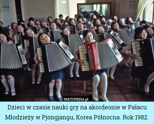 Dzieci w czasie nauki gry na akordeonie w Pałacu Młodzieży w Pjongjangu, Korea Północna. Rok 1982. 