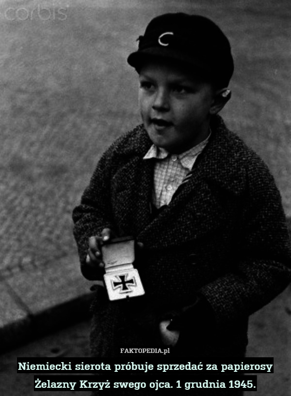 Niemiecki sierota próbuje sprzedać za papierosy Żelazny Krzyż swego ojca. 1 grudnia 1945. 
