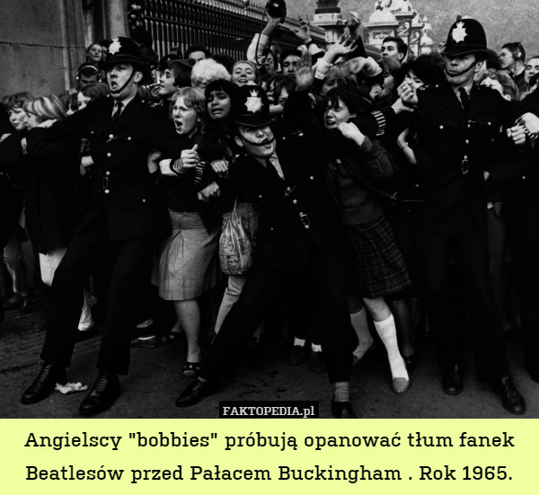 Angielscy "bobbies" próbują opanować tłum fanek Beatlesów przed Pałacem Buckingham . Rok 1965. 