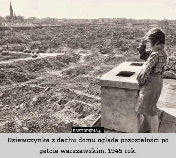 Dziewczynka z dachu domu ogląda pozostałości po getcie warszawskim. 1945 rok. 