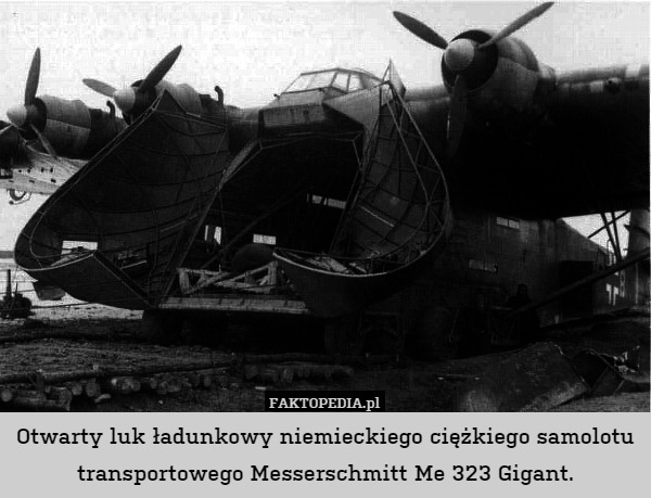 Otwarty luk ładunkowy niemieckiego ciężkiego samolotu transportowego Messerschmitt Me 323 Gigant. 
