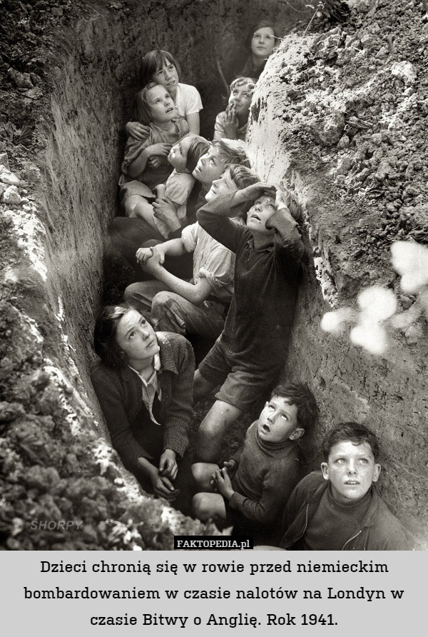 Dzieci chronią się w rowie przed niemieckim bombardowaniem w czasie nalotów na Londyn w czasie Bitwy o Anglię. Rok 1941. 