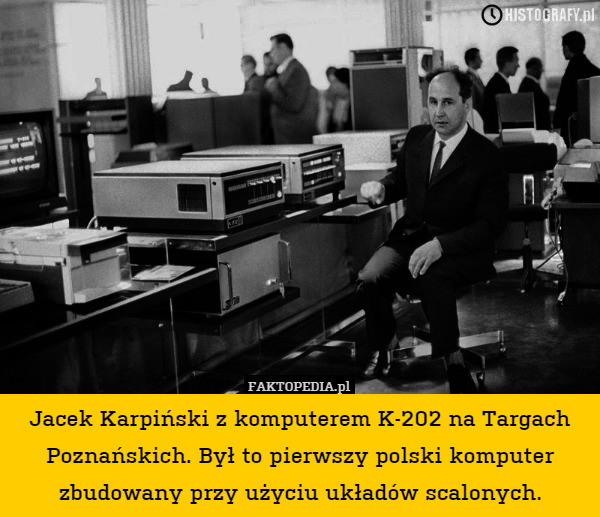 Jacek Karpiński z komputerem K-202 na Targach Poznańskich. Był to pierwszy polski komputer zbudowany przy użyciu układów scalonych. 