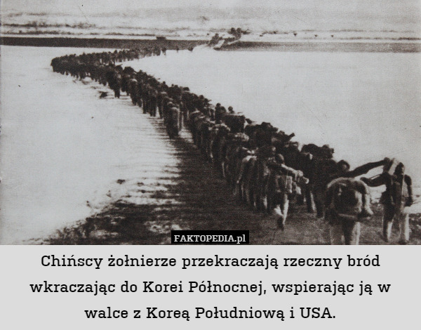 Chińscy żołnierze przekraczają rzeczny bród wkraczając do Korei Północnej, wspierając ją w walce z Koreą Południową i USA. 