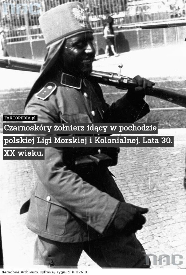 Czarnoskóry żołnierz idący w pochodzie polskiej Ligi Morskiej i Kolonialnej. Lata 30. XX wieku. 