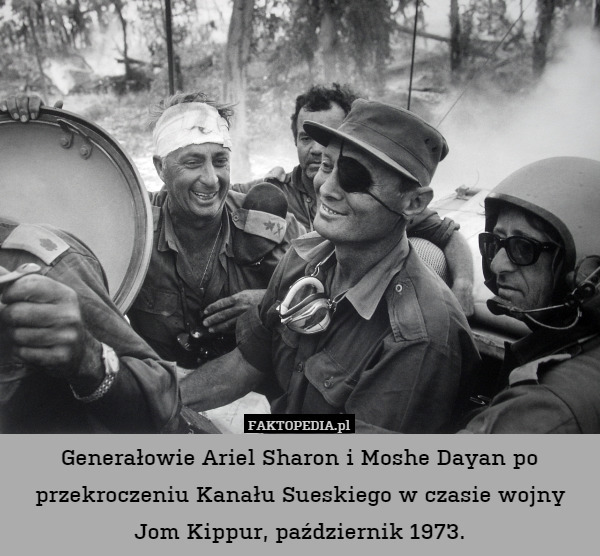 Generałowie Ariel Sharon i Moshe Dayan po przekroczeniu Kanału Sueskiego w czasie wojny Jom Kippur, październik 1973. 