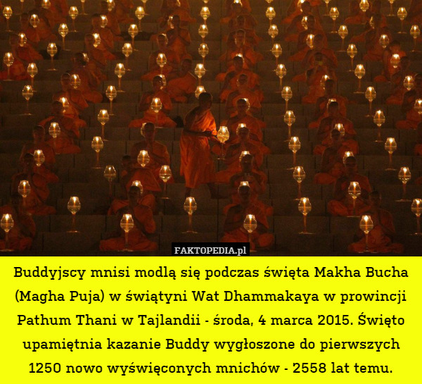 Buddyjscy mnisi modlą się podczas święta Makha Bucha (Magha Puja) w świątyni Wat Dhammakaya w prowincji Pathum Thani w Tajlandii - środa, 4 marca 2015. Święto upamiętnia kazanie Buddy wygłoszone do pierwszych 1250 nowo wyświęconych mnichów - 2558 lat temu. 