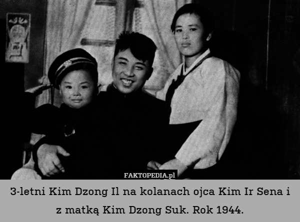 3-letni Kim Dzong Il na kolanach ojca Kim Ir Sena i z matką Kim Dzong Suk. Rok 1944. 