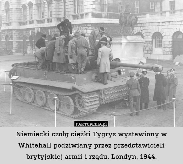 Niemiecki czołg ciężki Tygrys wystawiony w Whitehall podziwiany przez przedstawicieli brytyjskiej armii i rządu. Londyn, 1944. 