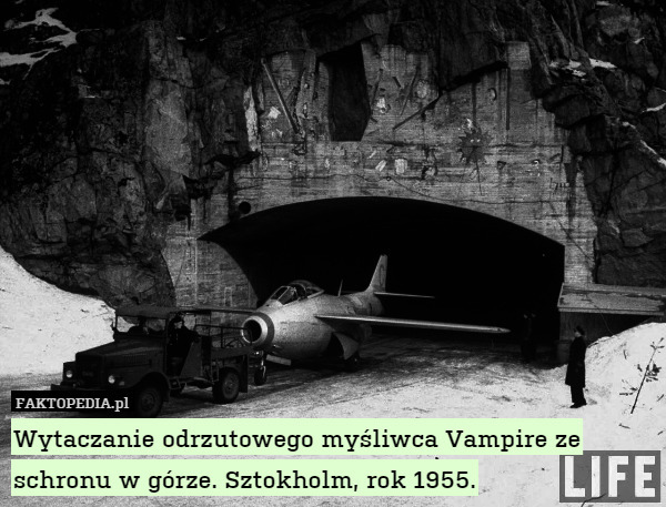 Wytaczanie odrzutowego myśliwca Vampire ze schronu w górze. Sztokholm, rok 1955. 
