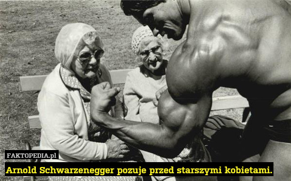 Arnold Schwarzenegger pozuje przed starszymi kobietami. 