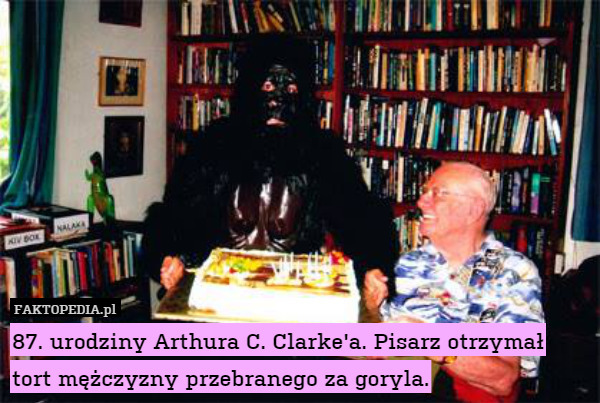 87. urodziny Arthura C. Clarke'a. Pisarz otrzymał tort mężczyzny przebranego za goryla. 