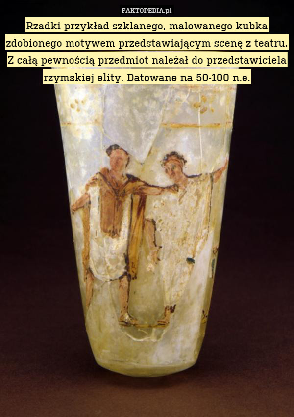 Rzadki przykład szklanego, malowanego kubka zdobionego motywem przedstawiającym scenę z teatru. Z całą pewnością przedmiot należał do przedstawiciela rzymskiej elity. Datowane na 50-100 n.e. 
