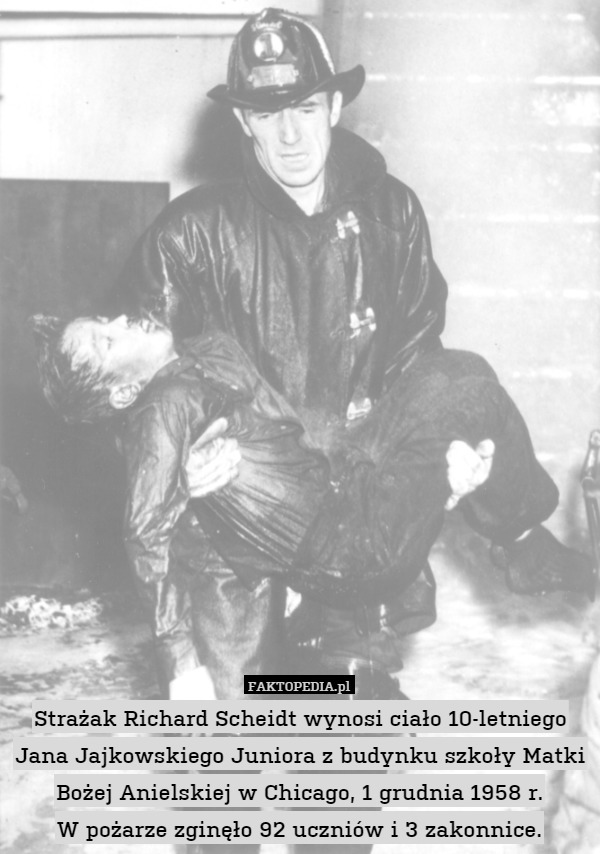 Strażak Richard Scheidt wynosi ciało 10-letniego Jana Jajkowskiego Juniora z budynku szkoły Matki Bożej Anielskiej w Chicago, 1 grudnia 1958 r.
W pożarze zginęło 92 uczniów i 3 zakonnice. 