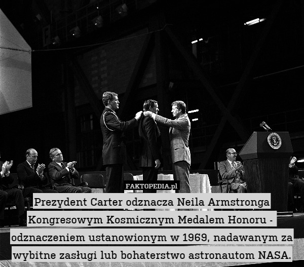 Prezydent Carter odznacza Neila Armstronga Kongresowym Kosmicznym Medalem Honoru -  odznaczeniem ustanowionym w 1969, nadawanym za wybitne zasługi lub bohaterstwo astronautom NASA. 