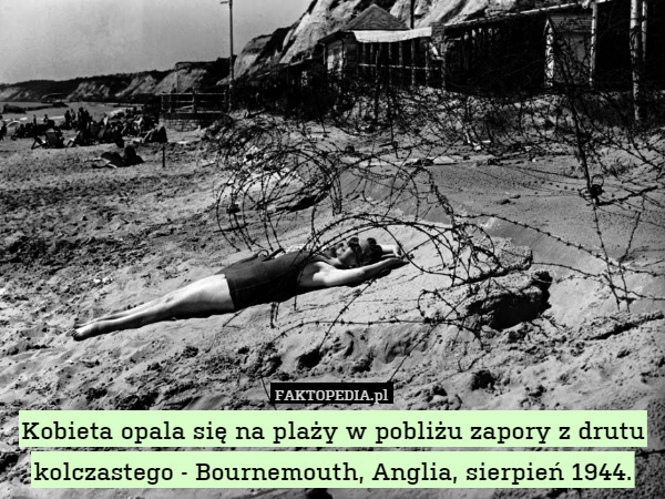 Kobieta opala się na plaży w pobliżu zapory z drutu kolczastego - Bournemouth, Anglia, sierpień 1944. 